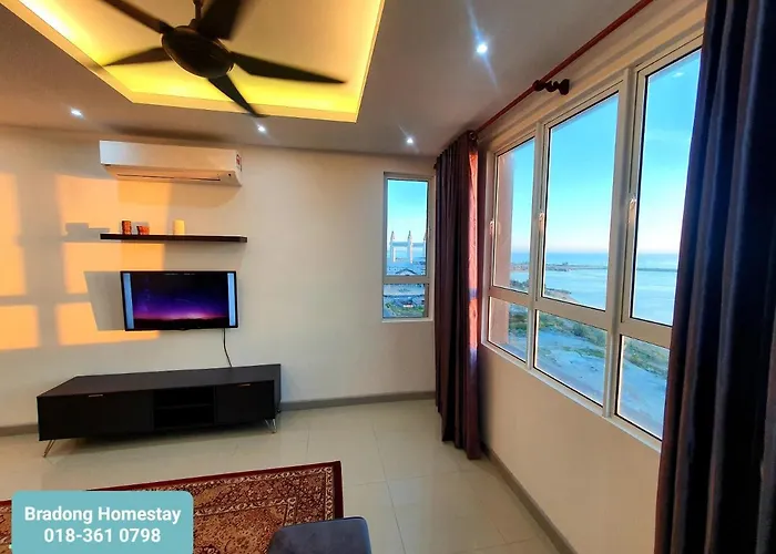 Bradong Homestay - Musllm Only, 3 Queen Bedrooms, Seaview, Infinity Pool, Gym, Near Drawbridge & Ktcc Mall